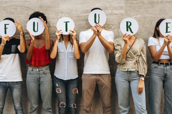 Sechs Personen halten die Buchstaen FUTURE in den Händen